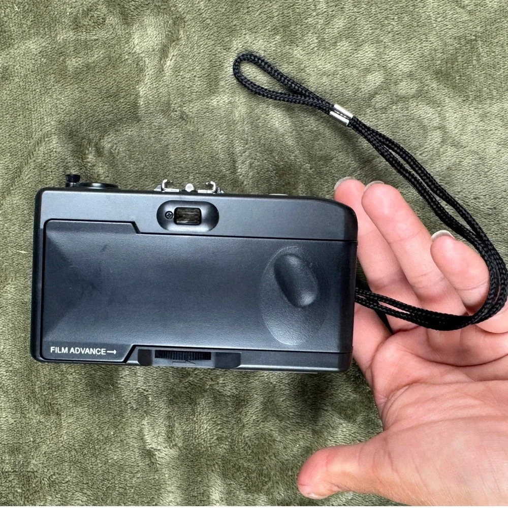 Vivitar EZ 35 Vintage 35mm Point & Shoot Film Camera Focus Free Strap Black